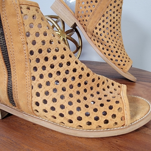 Musse & Cloud Tan Perforated Women's Ankle Boots Size 39 - Picture 3 of 17